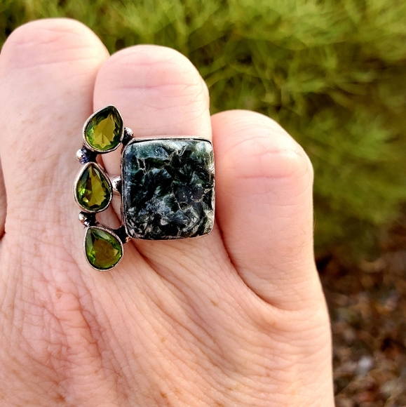 New Seraphinite & Peridot Silver Ring. - Picture 5 of 12